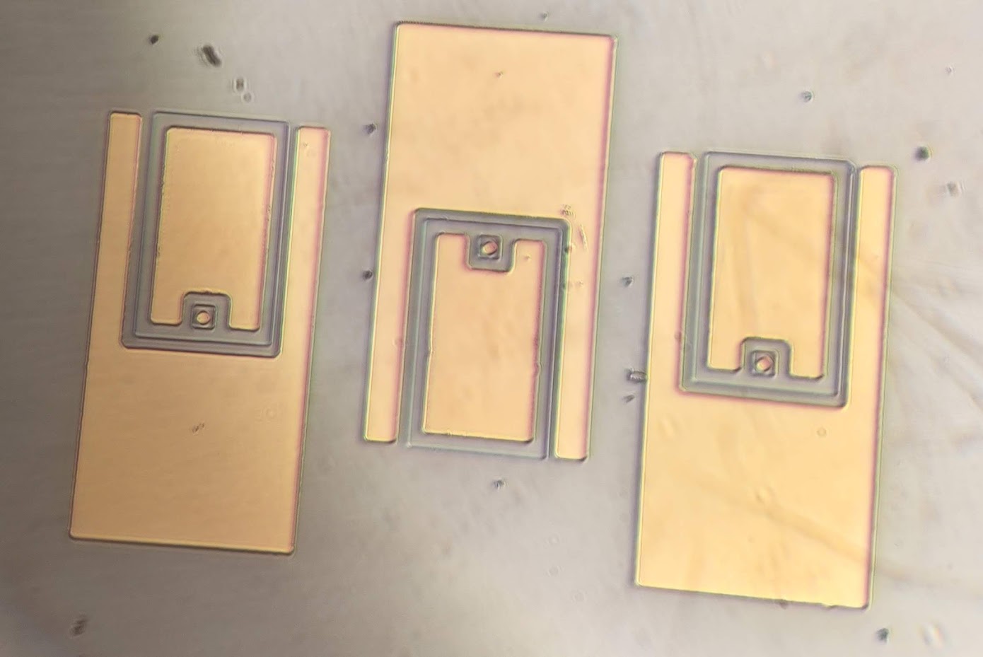 Picture: 10um-sized emitter HBT devices